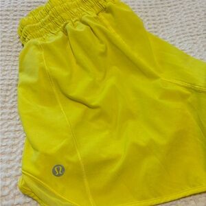 Lululemon hotty hot low- rise lined size 6 shorts